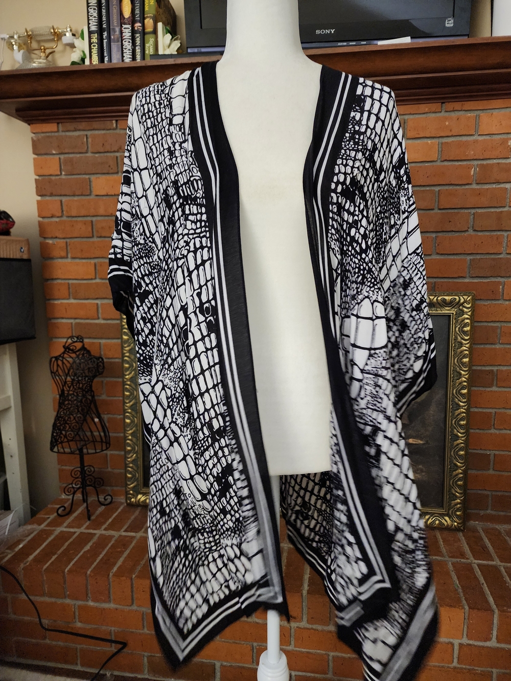 Black & White Printed Open-Front Women’s Kimono One Size Fits Most